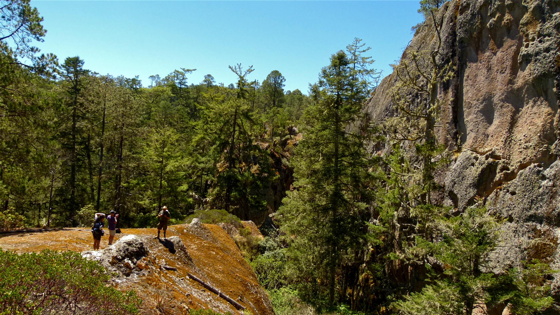 Entering the canyon on the Cueva de la Iglesia trail by San Miguel del Valle