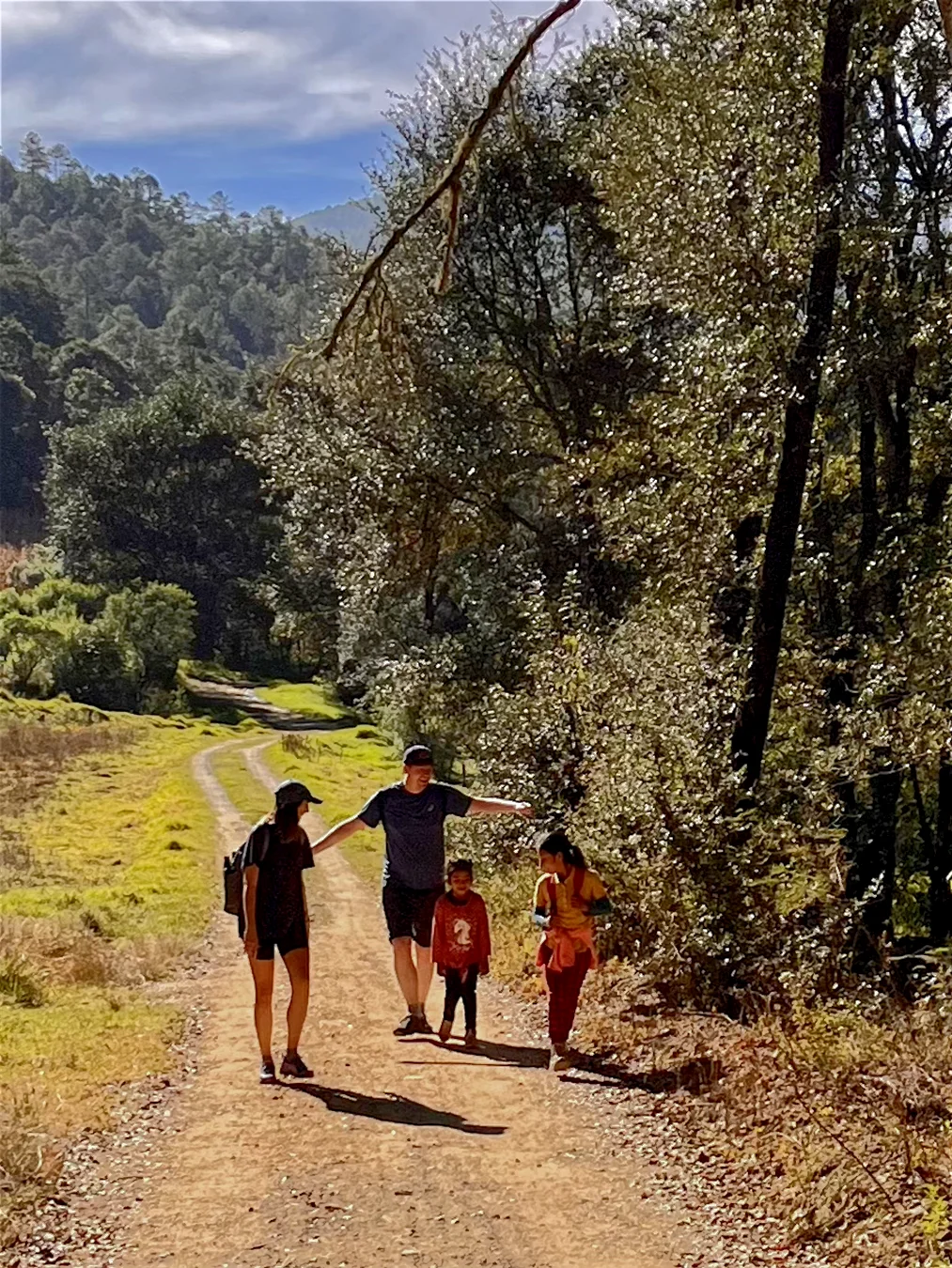 https://www.tierraventura.com/Hiking the Camino Real from Santa Martha Latuvi to Santa Catarina Lachatao/Pueblos Mancomunados