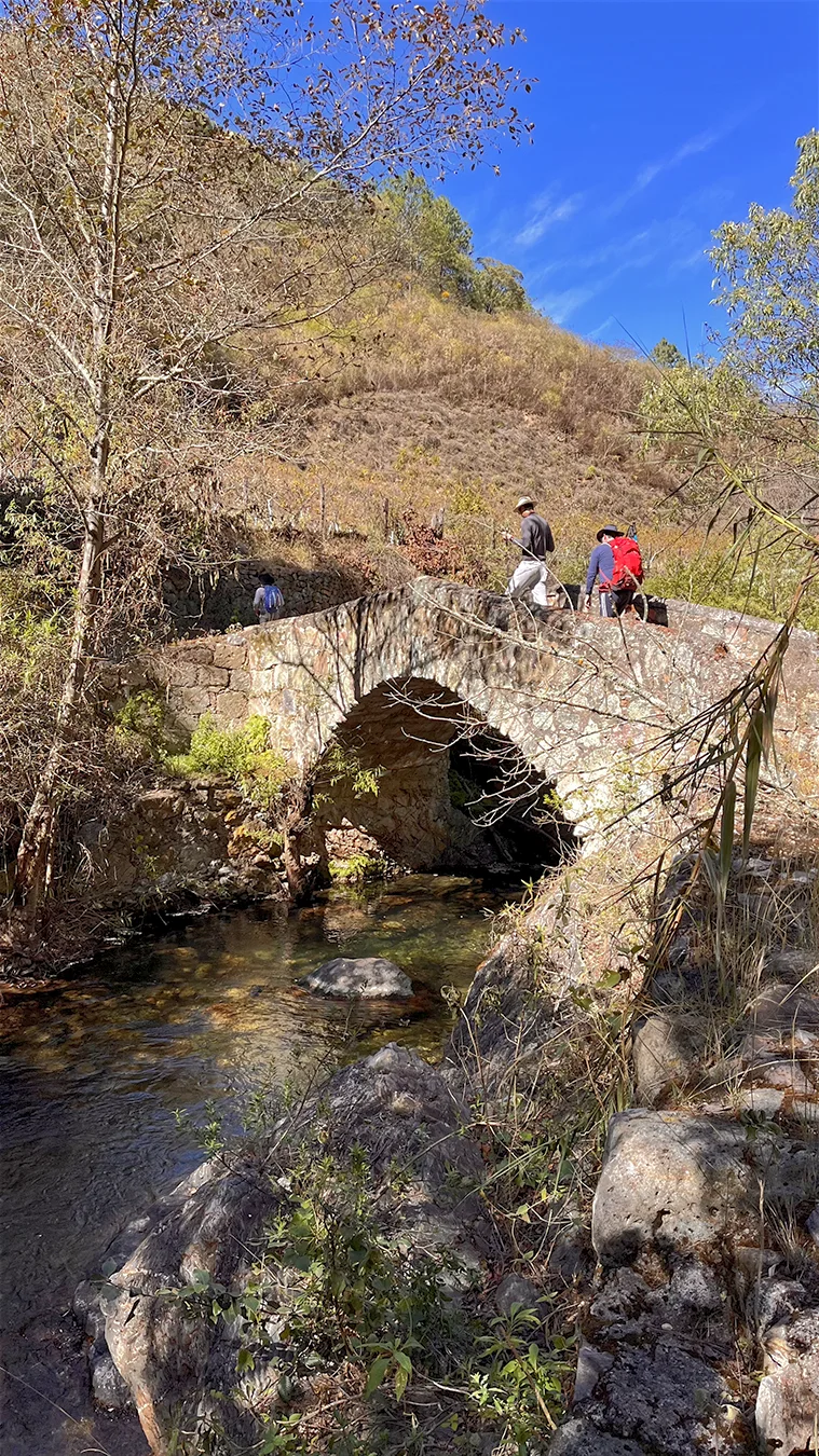 https://www.tierraventura.com/Historic bridge by the ex-hacienda Cinco Señores in the Pueblos Mancomunados